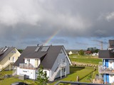 Feriensiedlung mit Regenbogen